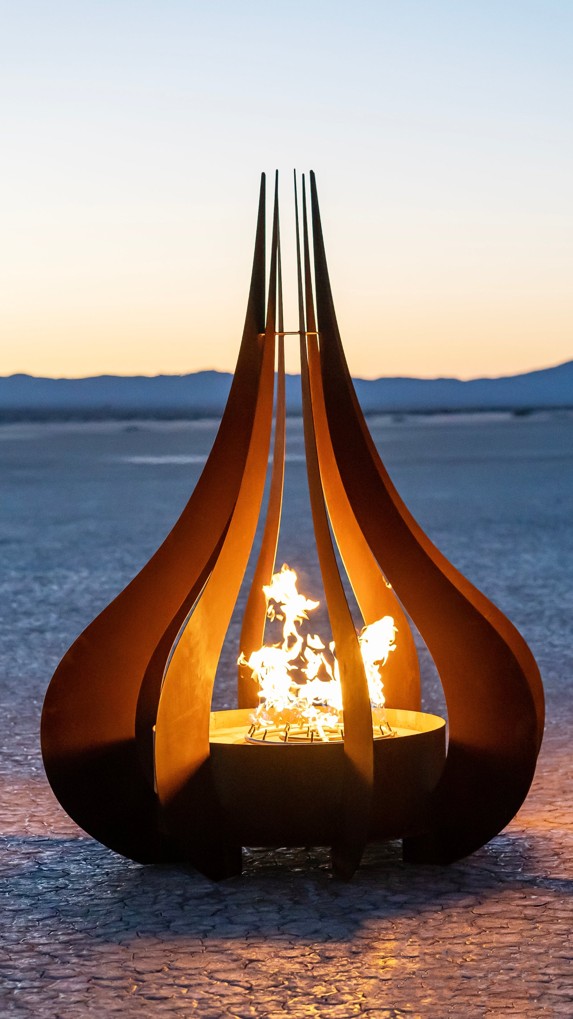 https://cdn.shopify.com/s/files/1/0759/2276/8110/files/Fire-Sculpture-The-Comet-001.jpg?v=1765992749