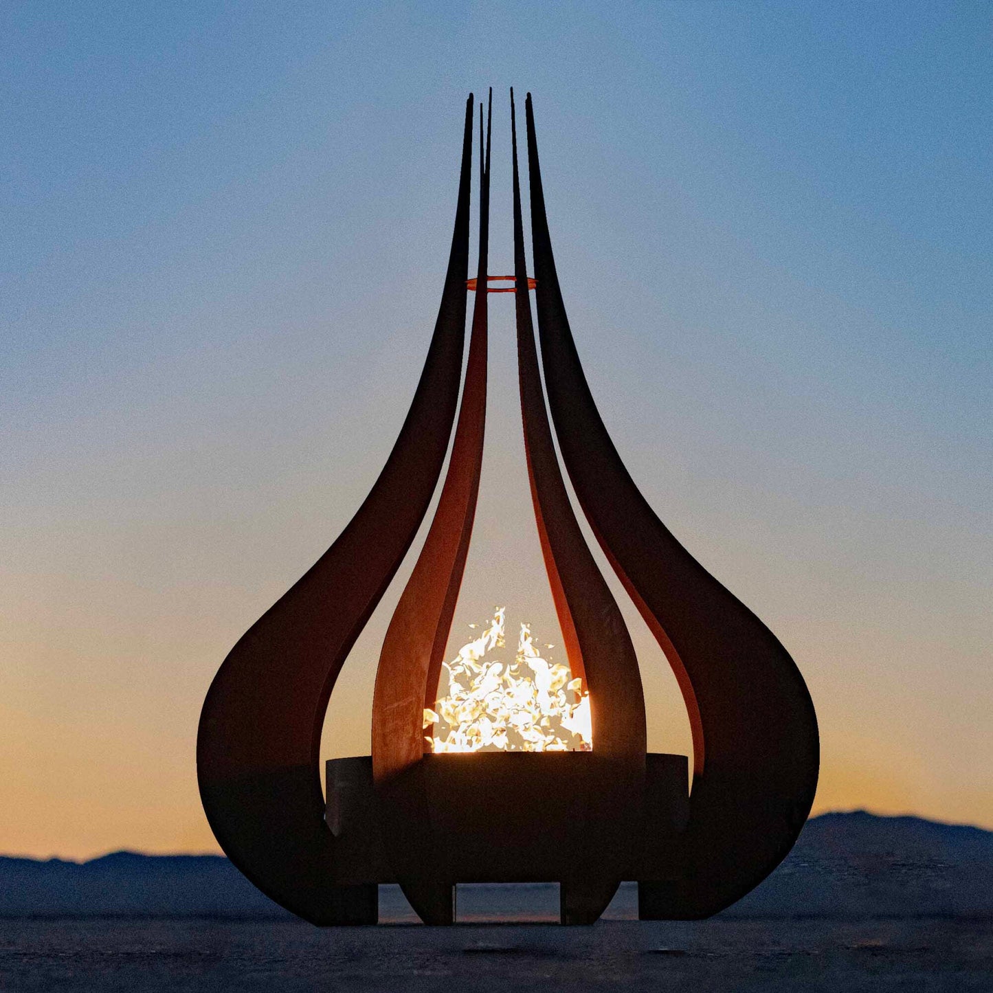 https://cdn.shopify.com/s/files/1/0759/2276/8110/files/Fire-Sculpture-The-Comet-002-2000x2000.jpg?v=1765992749