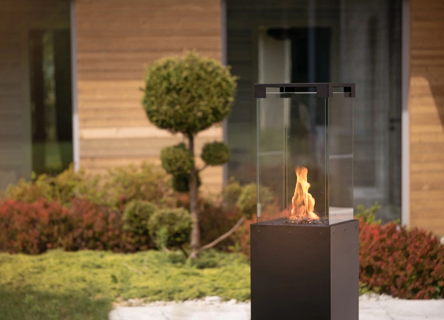 Freestanding Propane Outdoor Gas Fireplace – 360° Flame | Planika Faro | 27,300 BTU